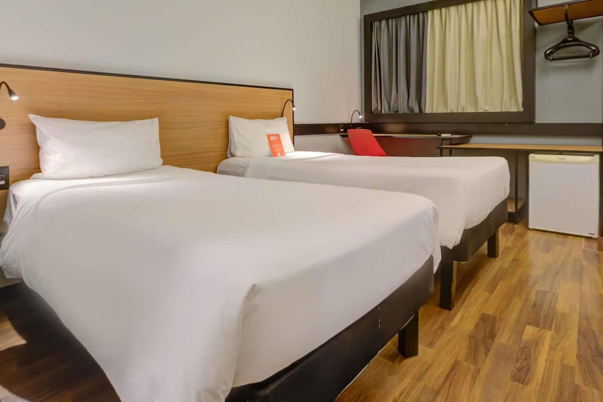 Habitación con 2 camas individuales, 2 camas individuales | Minibar, cortinas blackout y tabla de planchar con plancha