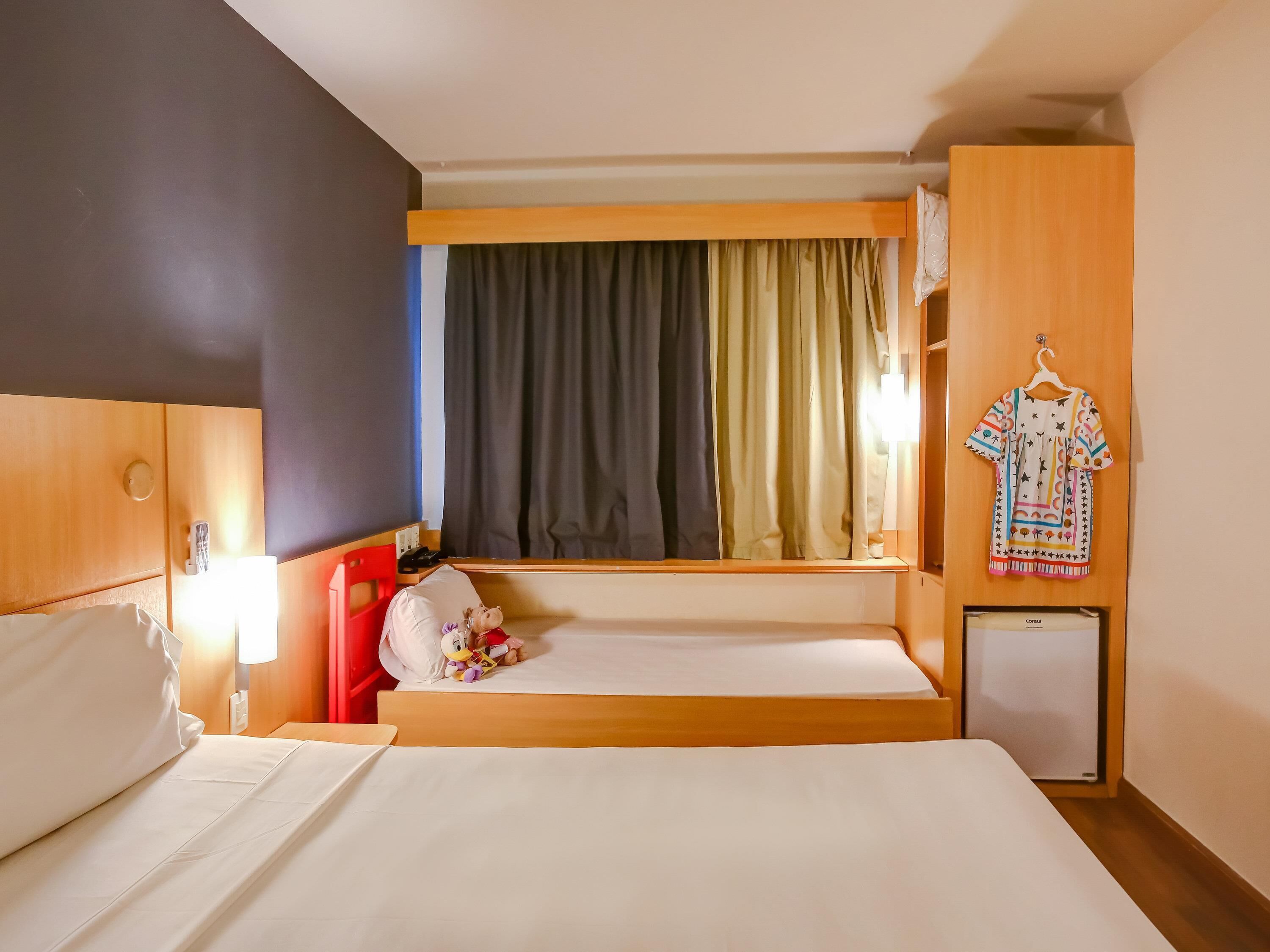 Quarto standard, várias camas (casal + cama p/ criança até 12 anos) | Frigobar, cortinas blackout, ferros/tábuas de passar roupa