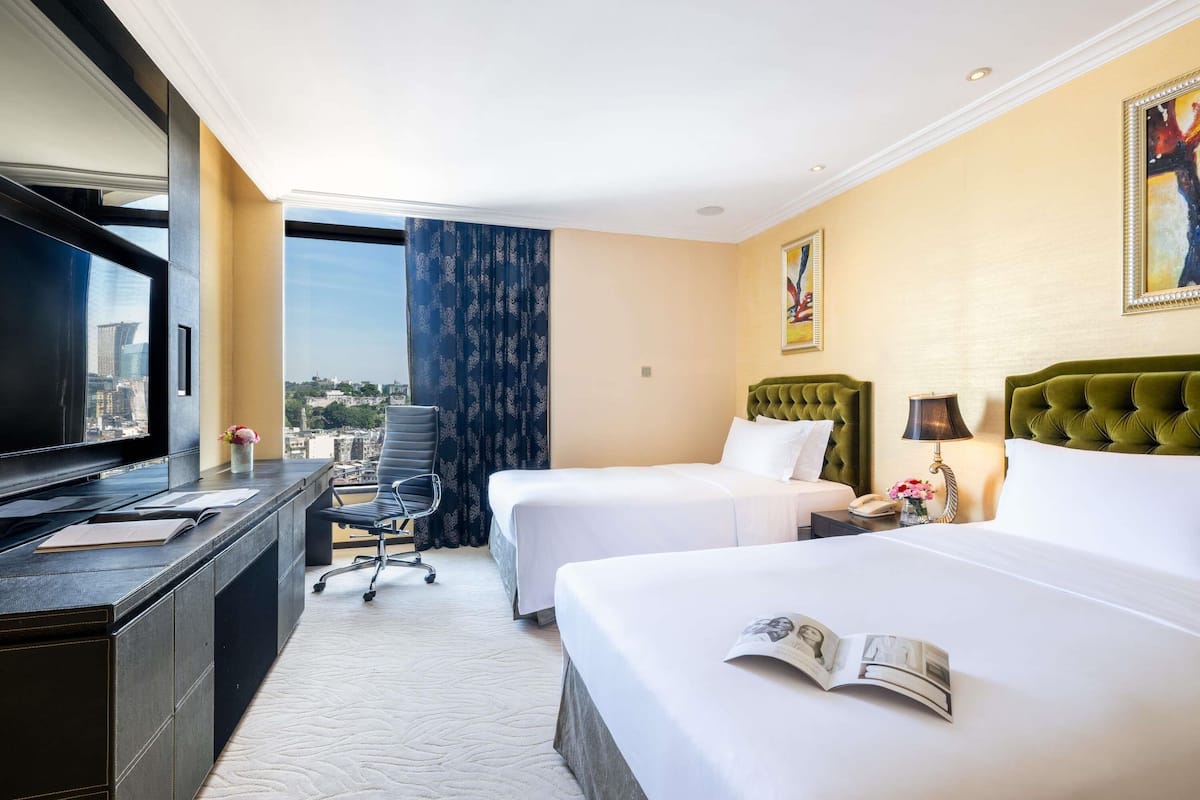 Club Room, 2 Bedrooms, Akses Club Lounge (Mansion at Sofitel) | Peralatan tempat tidur premium, bar mini, peti besi dalam bilik, meja