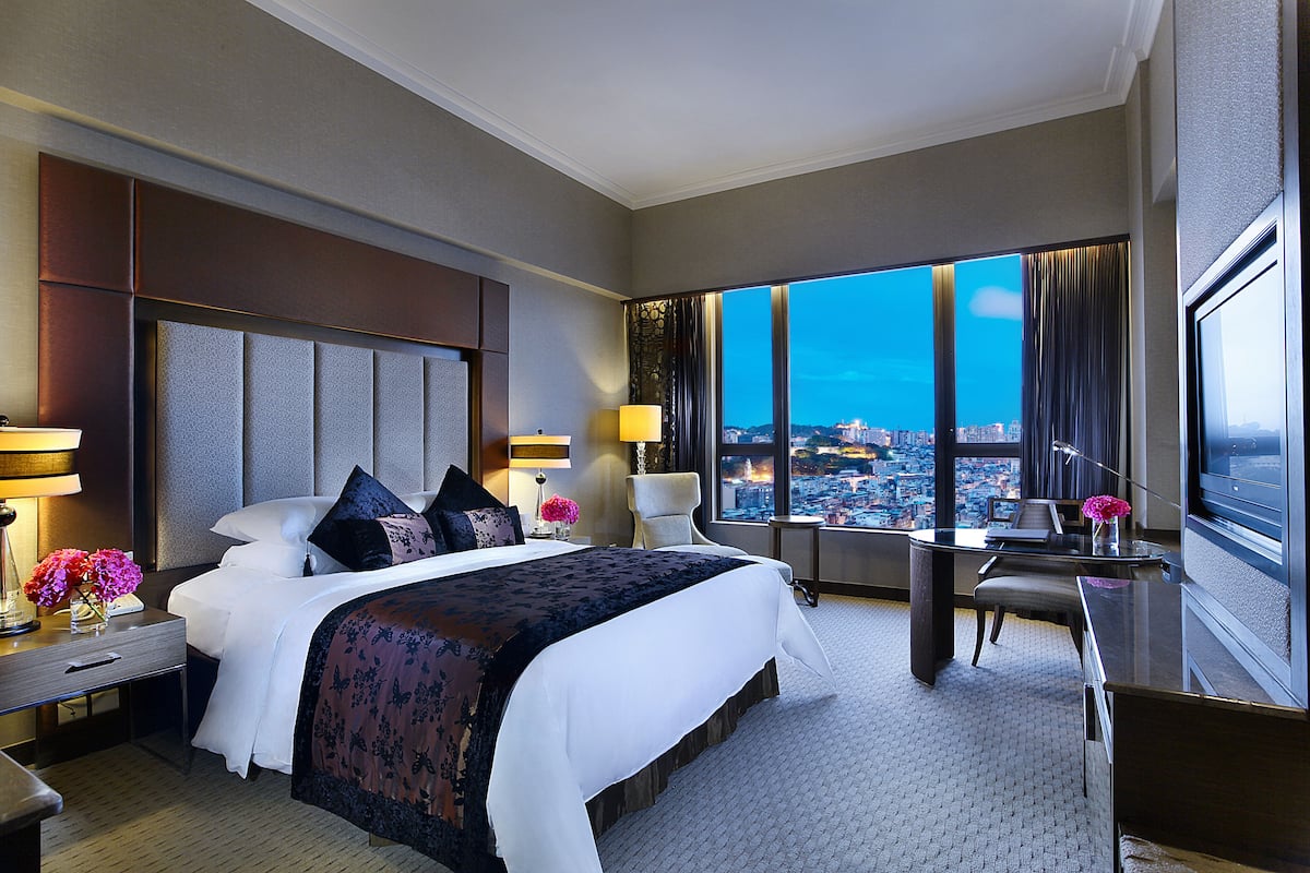 1 bedroom, premium bedding, minibar, in-room safe