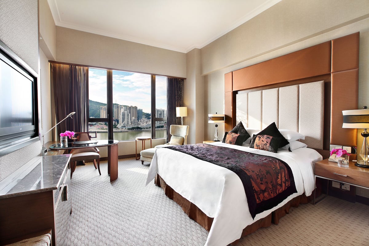 1 bedroom, premium bedding, minibar, in-room safe