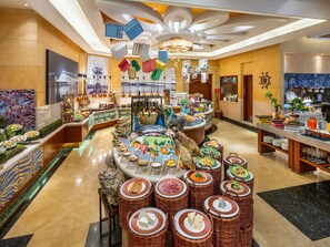 3 restaurants; breakfast, lunch, and dinner served - Sofitel Macau At Ponte 16 (Macau)