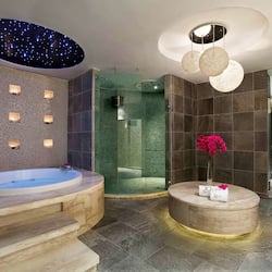 Salas de tratamiento para parejas, un sauna, una bañera de hidromasaje
