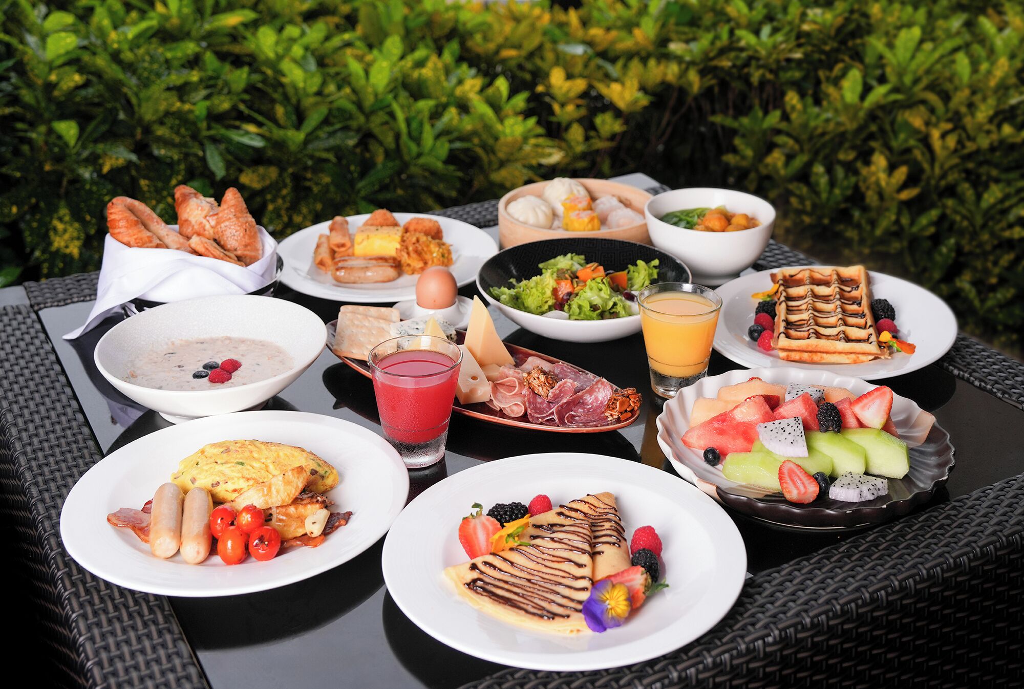 Una mesa con diversos alimentos para el desayuno, como huevos, tostadas y fruta.