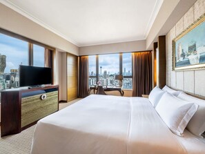 Suite, 1 letto king, accesso al Club Lounge (Prestige, Privilege Benefits) | Biancheria da letto di alta qualità, minibar, una cassaforte in camera