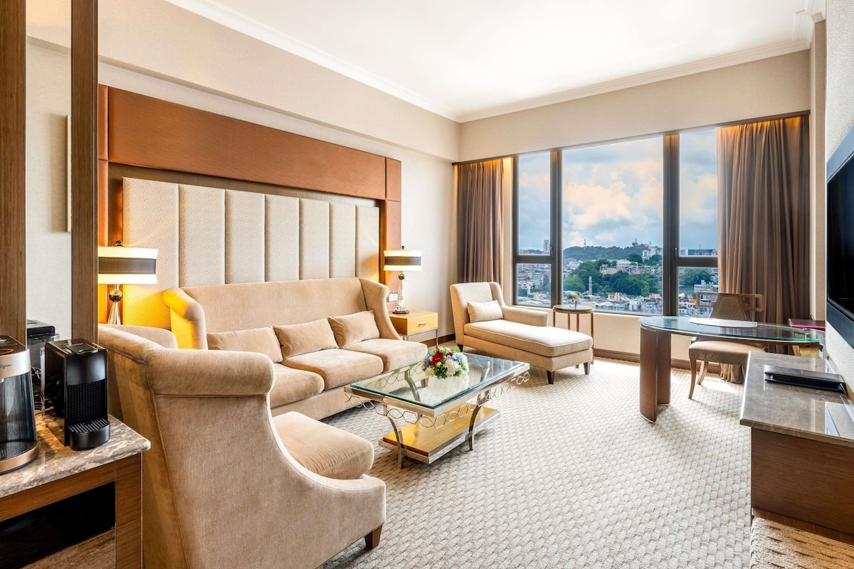 Junior Suite, 1 King Bed, Privilege Benefits | Premium bedding, minibar, in-room safe, desk