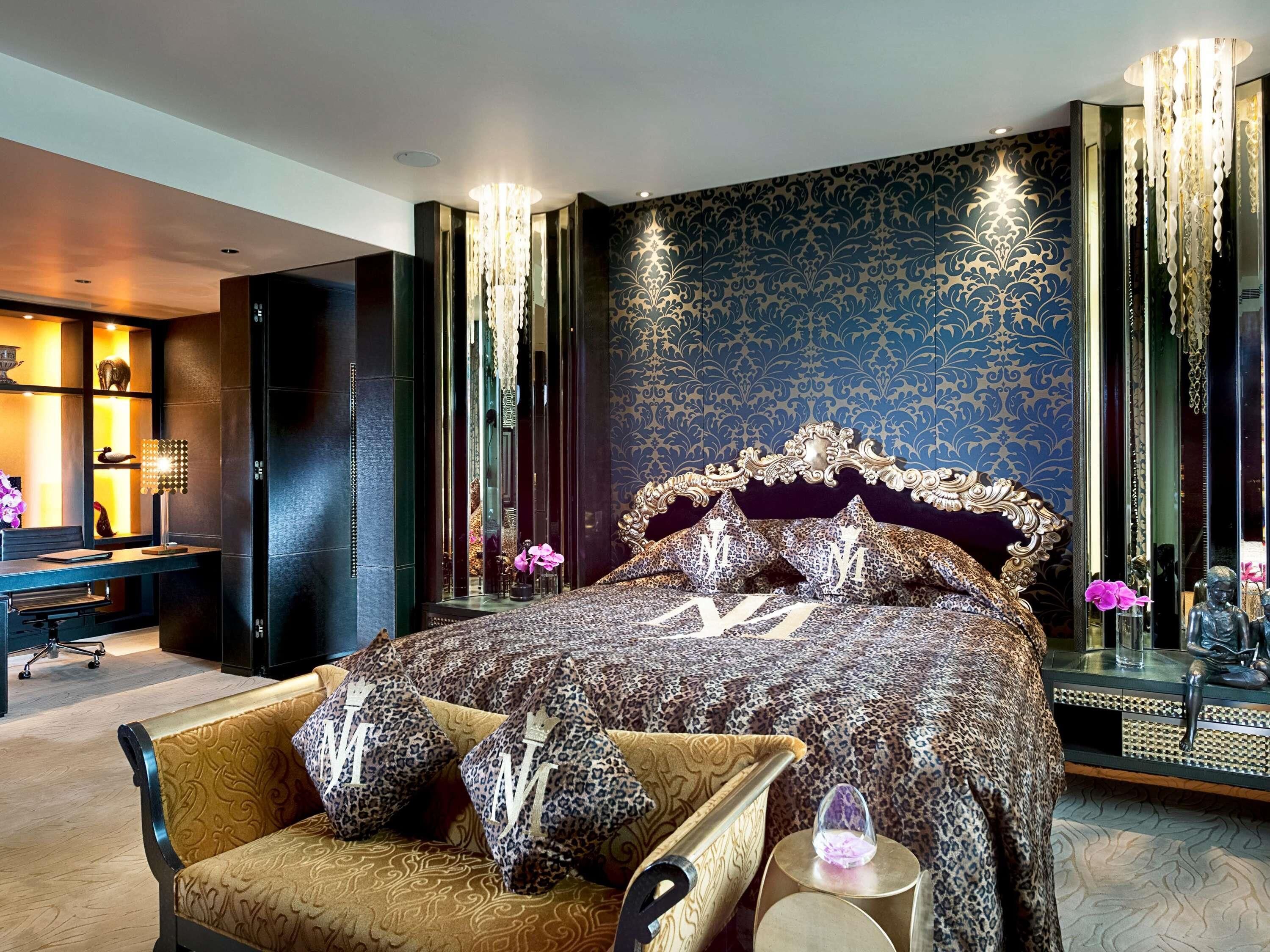 Club Room, 1 Bedroom, Akses Club Lounge (Mansion at Sofitel) | Peralatan tempat tidur premium, bar mini, peti besi dalam bilik, meja 