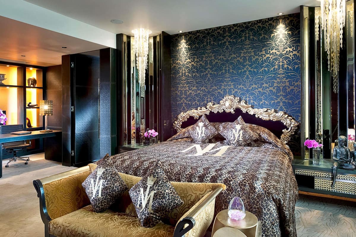 Club Room, 1 Bedroom, Akses Club Lounge (Mansion at Sofitel) | Peralatan tempat tidur premium, bar mini, peti besi dalam bilik, meja