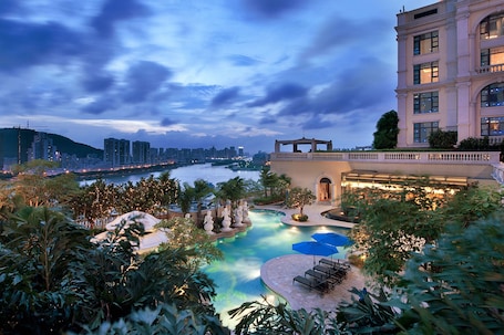 2 outdoor pools, pool umbrellas, sun loungers