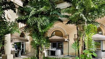 3 restaurants, breakfast, lunch, dinner served; French cuisine