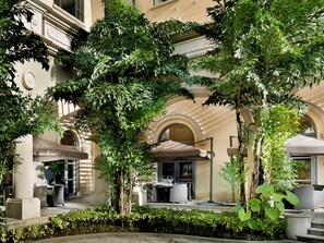 3 restaurants, breakfast, lunch, dinner served; French cuisine - Sofitel Macau At Ponte 16 (Macau)