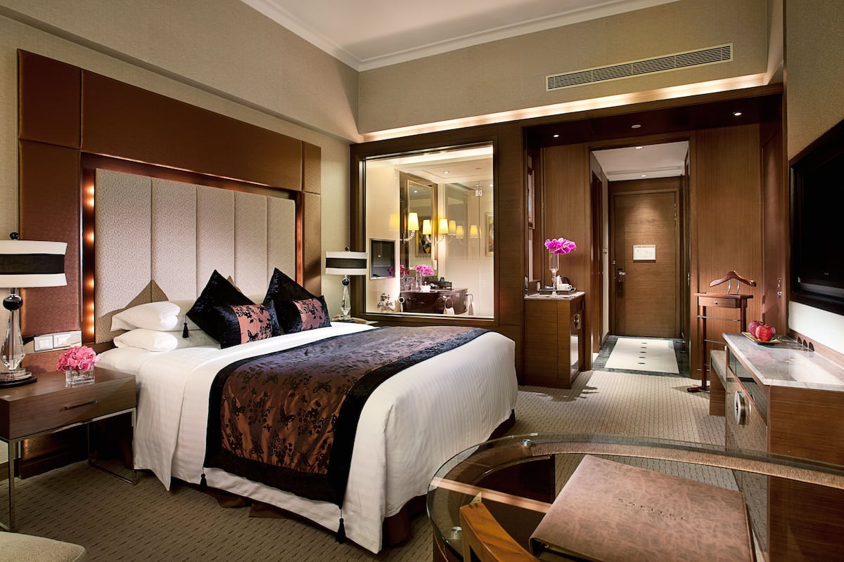 1 bedroom, premium bedding, minibar, in-room safe