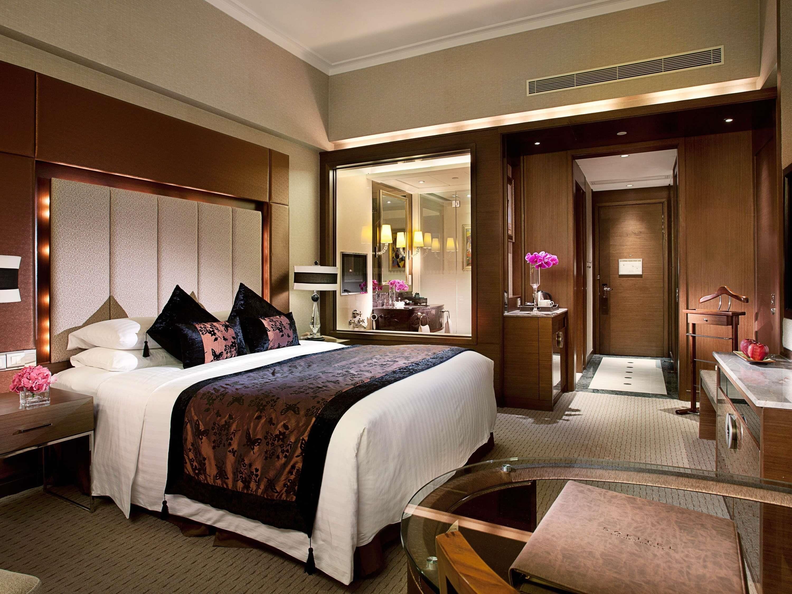 Luxury Room, 1 King Bed, Club Lounge Access, River View | Premium bedding, minibar, in-room safe, desk