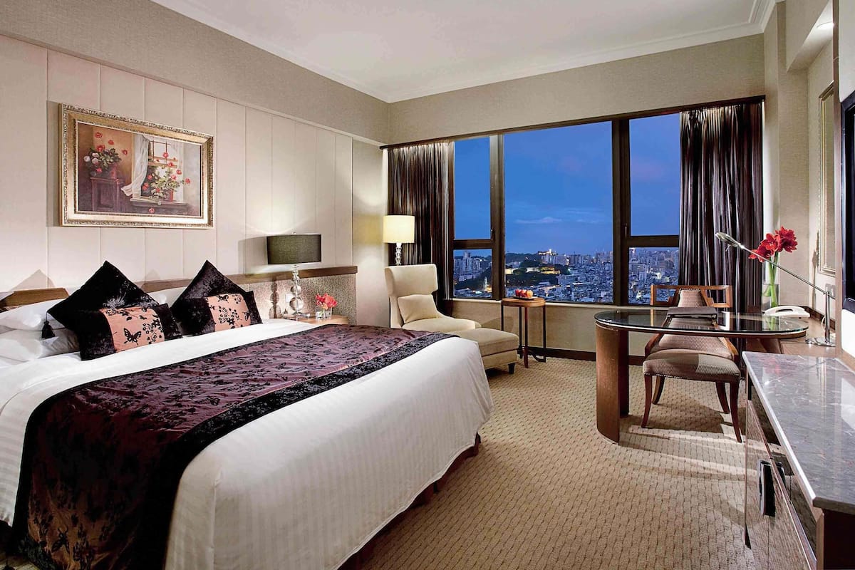 Peralatan tempat tidur premium, bar mini, peti besi dalam bilik, meja