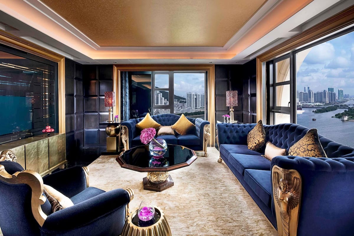 1 bedroom, premium bedding, minibar, in-room safe