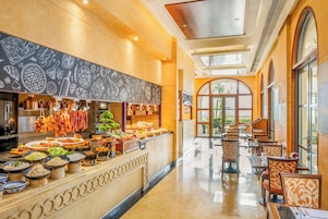 3 restaurantes; se sirve desayuno, almuerzo y cena