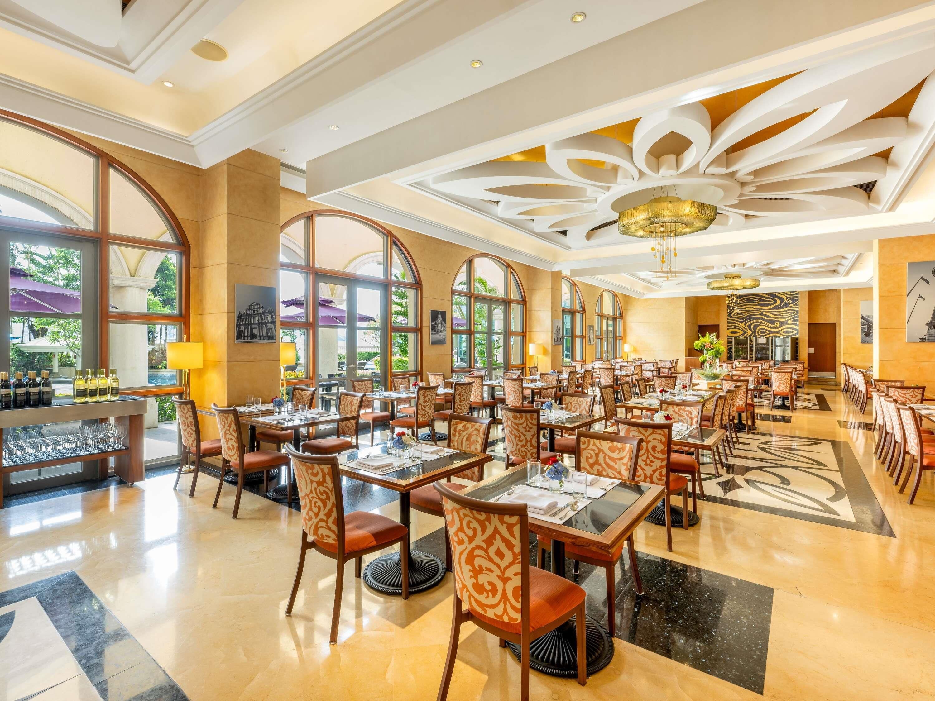 3 restaurants, breakfast, lunch, dinner served; French cuisine 