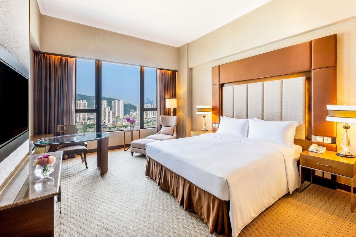 Luxury King Room, River View, Privilege Benefits | Premium bedding, minibar, in-room safe, desk