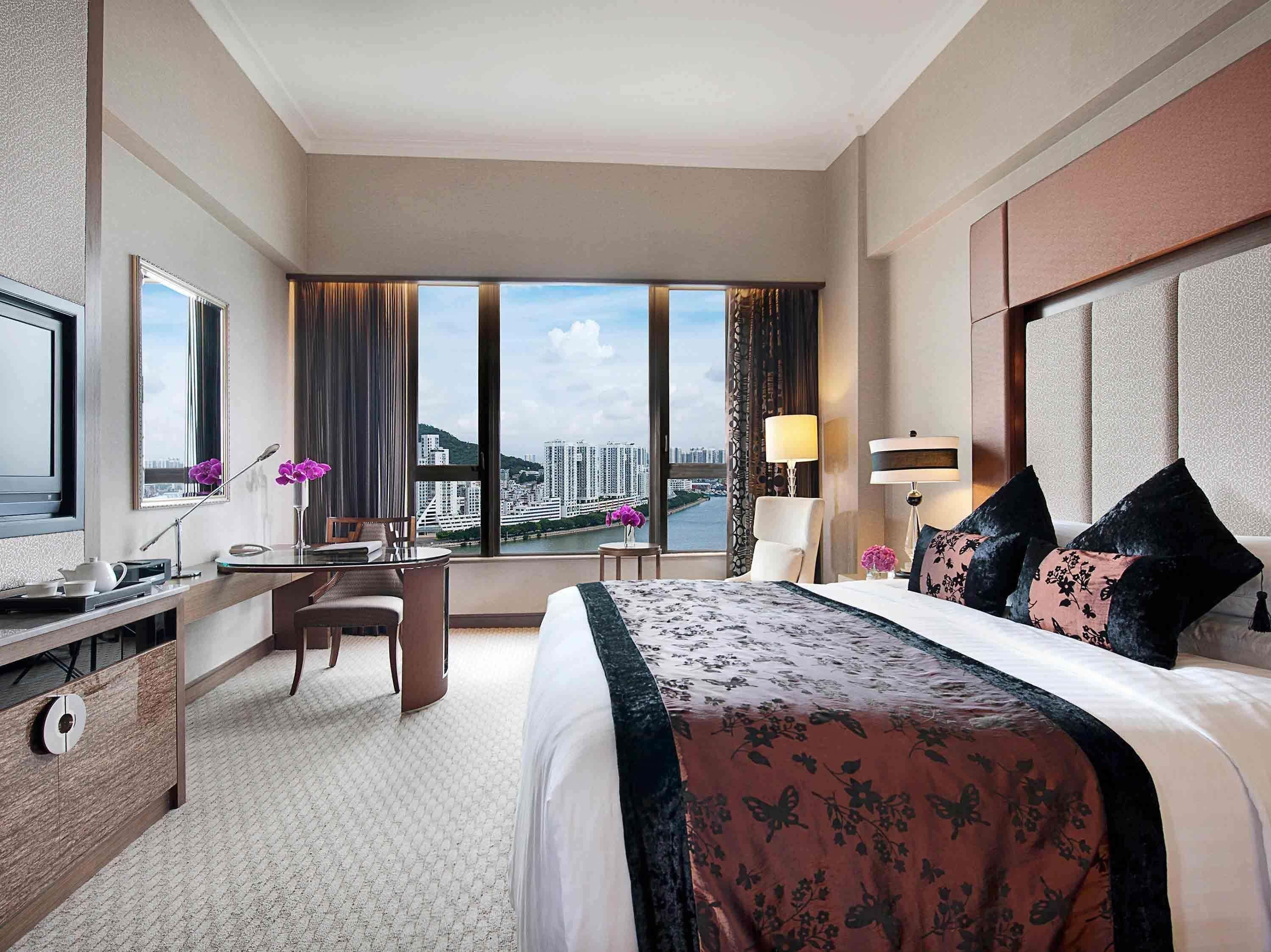 Luxury Room, 1 King Bed, River View | Premium bedding, minibar, in-room safe, desk