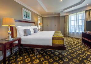 Suite | Minibar, safe på rommet, skrivebord og skrivebord for bærbar PC