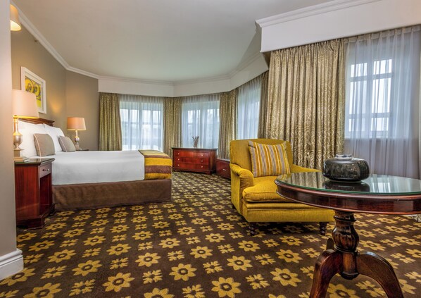 Executive Room | 1 bedroom, minibar, in-room safe, desk