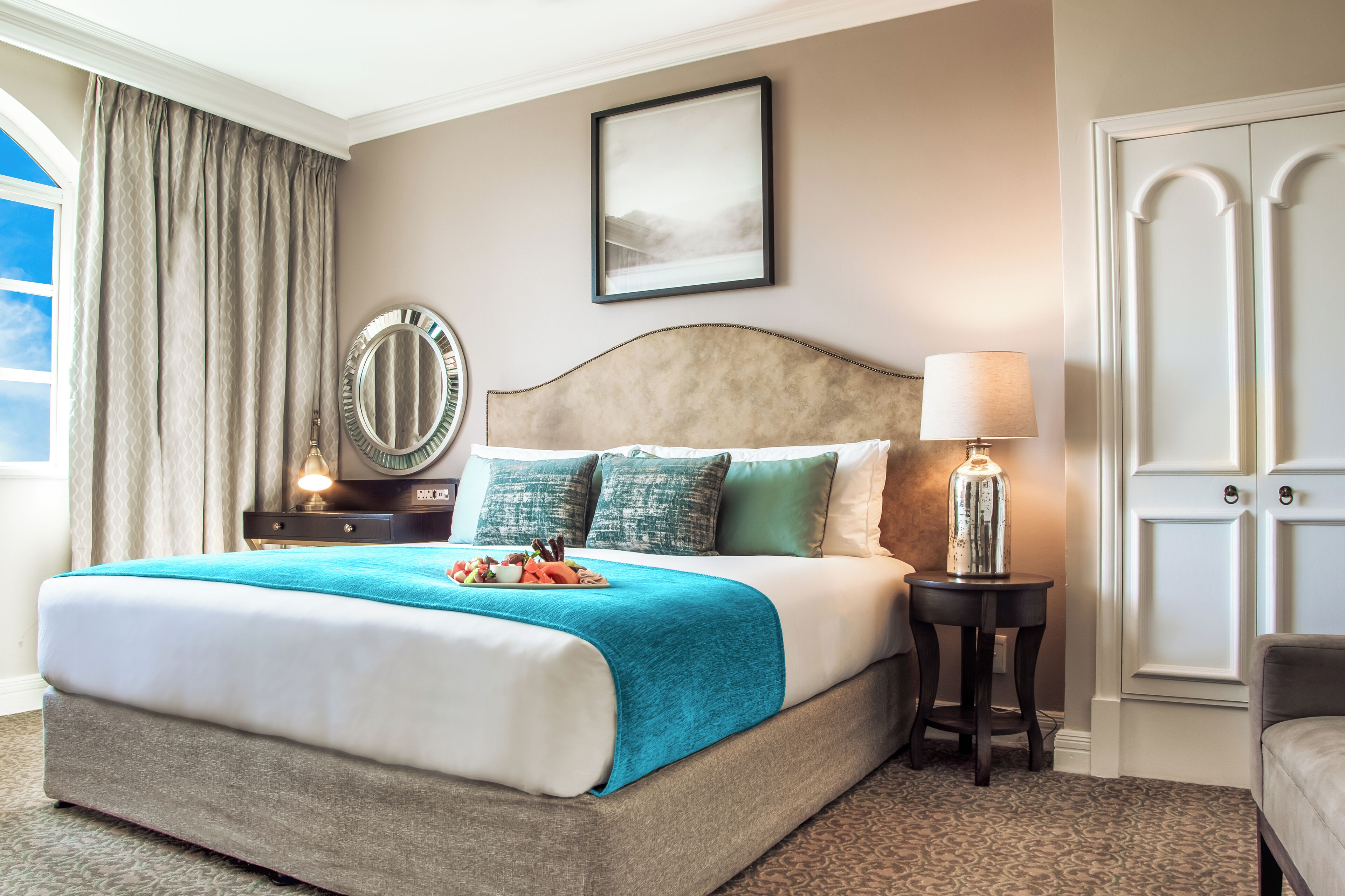 Suite | Skrivebord, skrivebord for bærbar PC, wi-fi (inkludert) og sengetøy