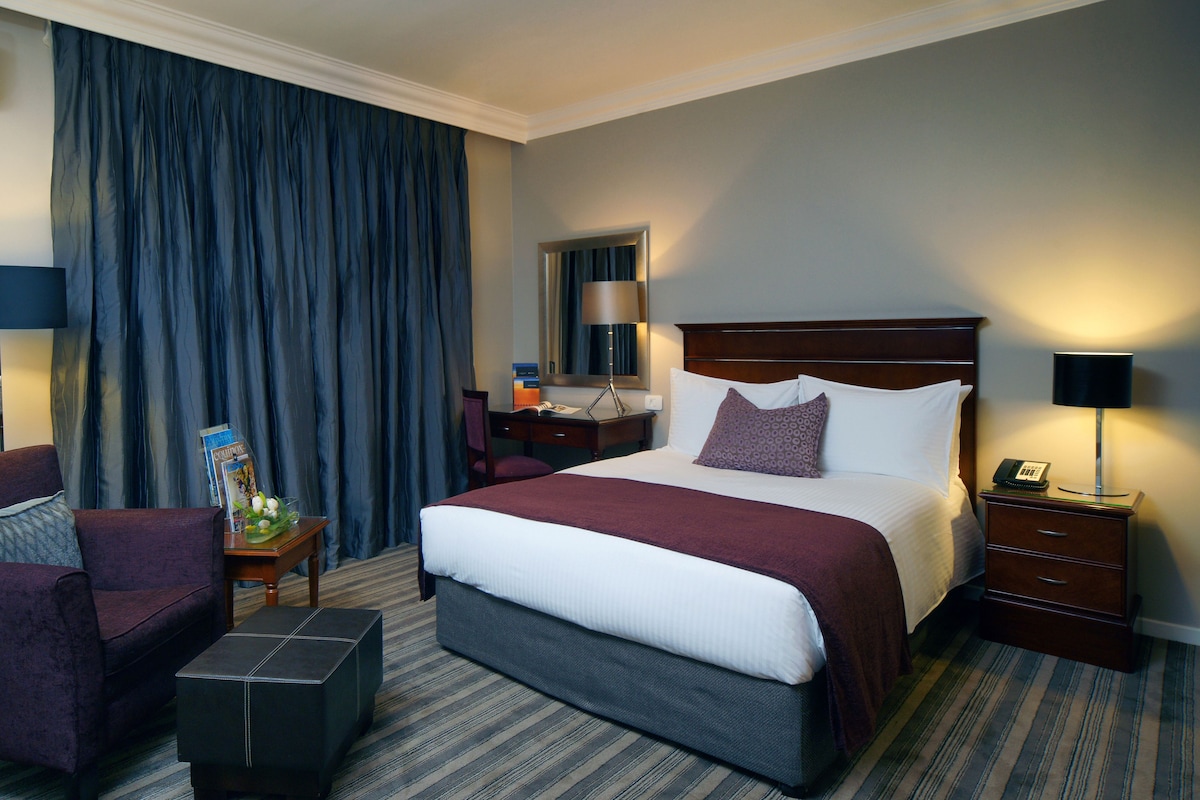In-room safe, desk, laptop workspace, blackout drapes