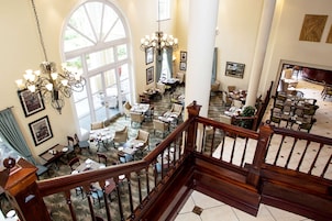 Se sirven desayunos, almuerzos y cenas; cocina local e internacional