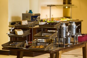 供應早餐、午餐及晚餐