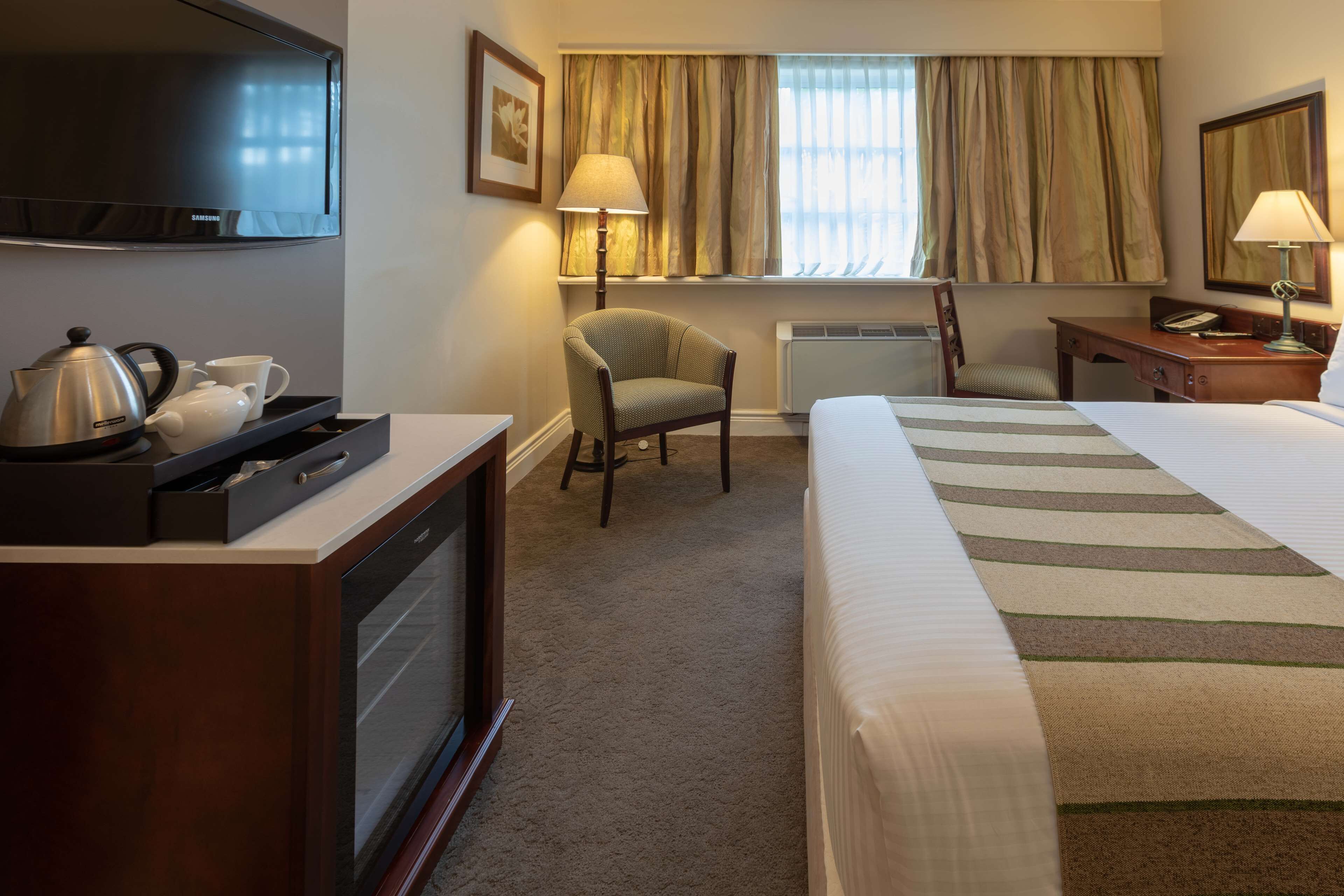 double room, 1 queen bed | in-room safe, desk, soundproofing, free wifi