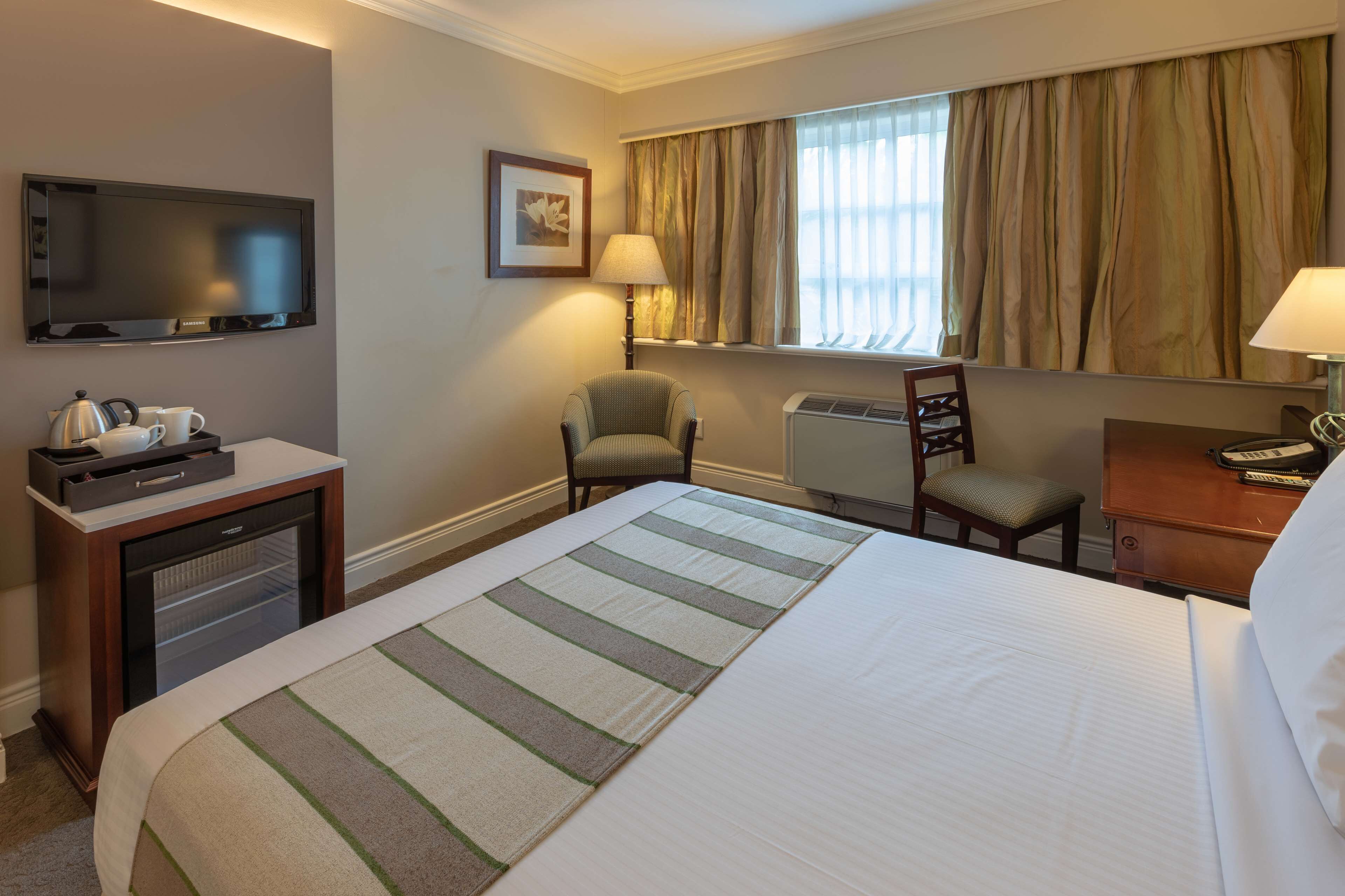 double room, 1 queen bed | in-room safe, desk, soundproofing, free wifi