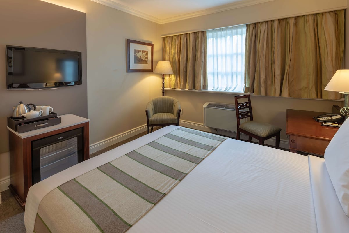 double room, 1 queen bed | in-room safe, desk, soundproofing, free wifi