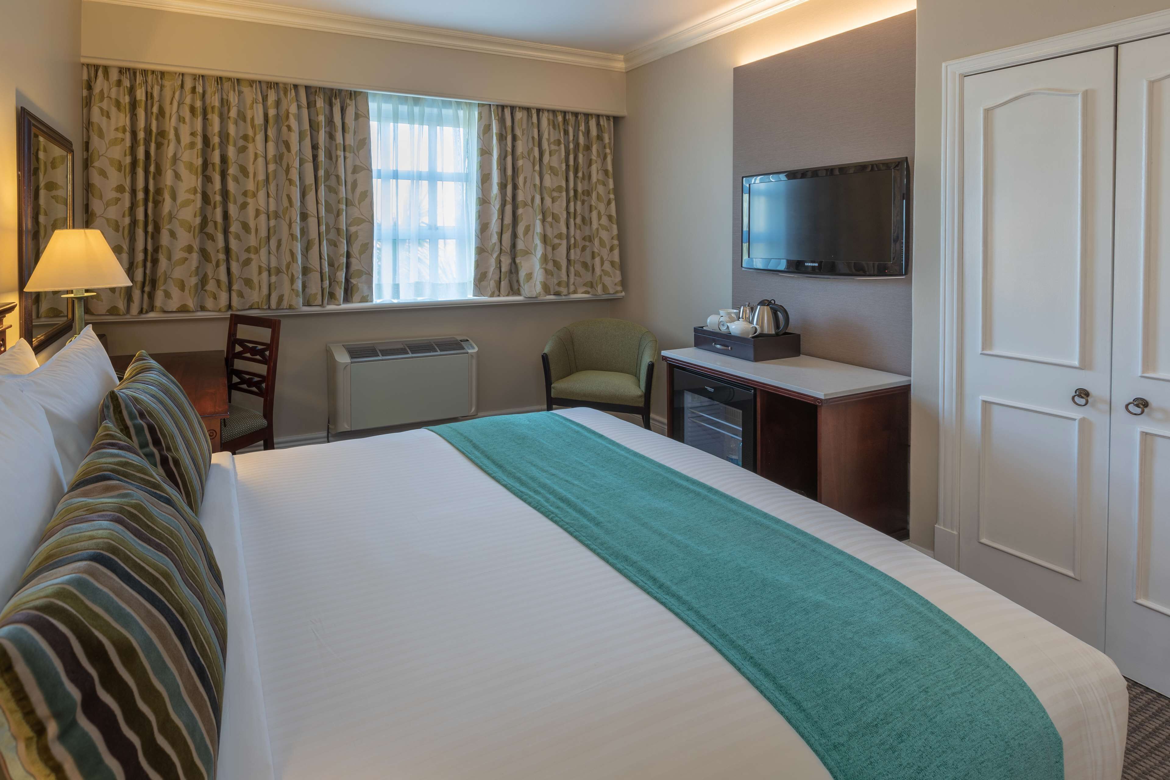 in-room safe, desk, soundproofing, free wifi