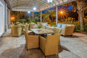 Se sirven desayunos, almuerzos y cenas; cocina local e internacional