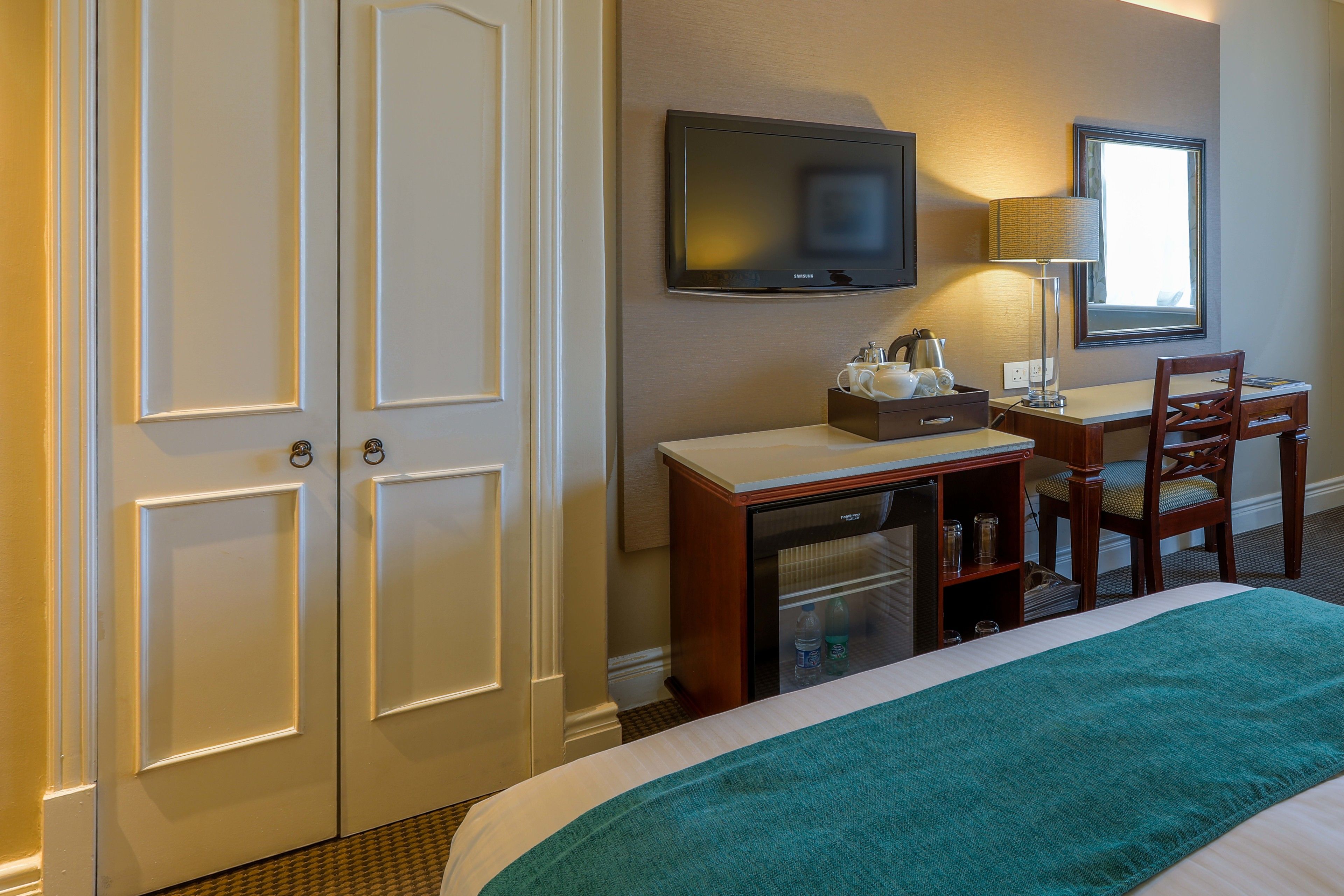 Chambre Double, 1 grand lit | Coffres-forts dans les chambres, bureau, chambres insonorisées