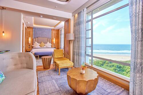 Suite | Hypo-allergenic bedding, in-room safe, desk, blackout curtains