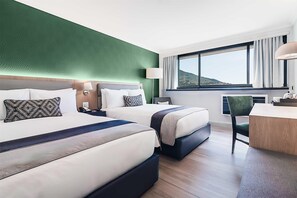 Familienzimmer, 2 Doppelbetten | 1 Schlafzimmer, hochwertige Bettwaren, Zimmersafe, Schreibtisch