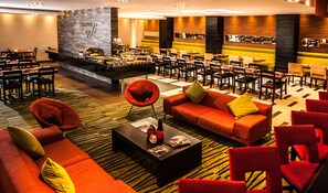 2 restaurants, breakfast, lunch served; local and international cuisine  - Southern Sun Newlands (Cape Town)