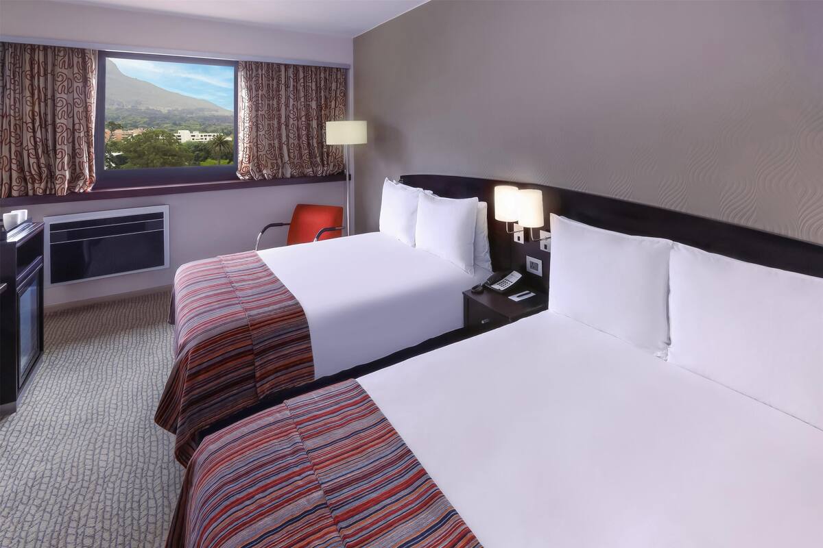 Kamar Keluarga, 2 Tempat Tidur Double | 1 kamar tidur, seprai premium, brankas, dan meja kerja