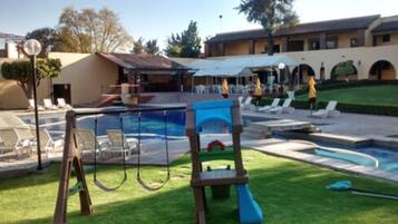 Área de juegos infantiles al aire libre