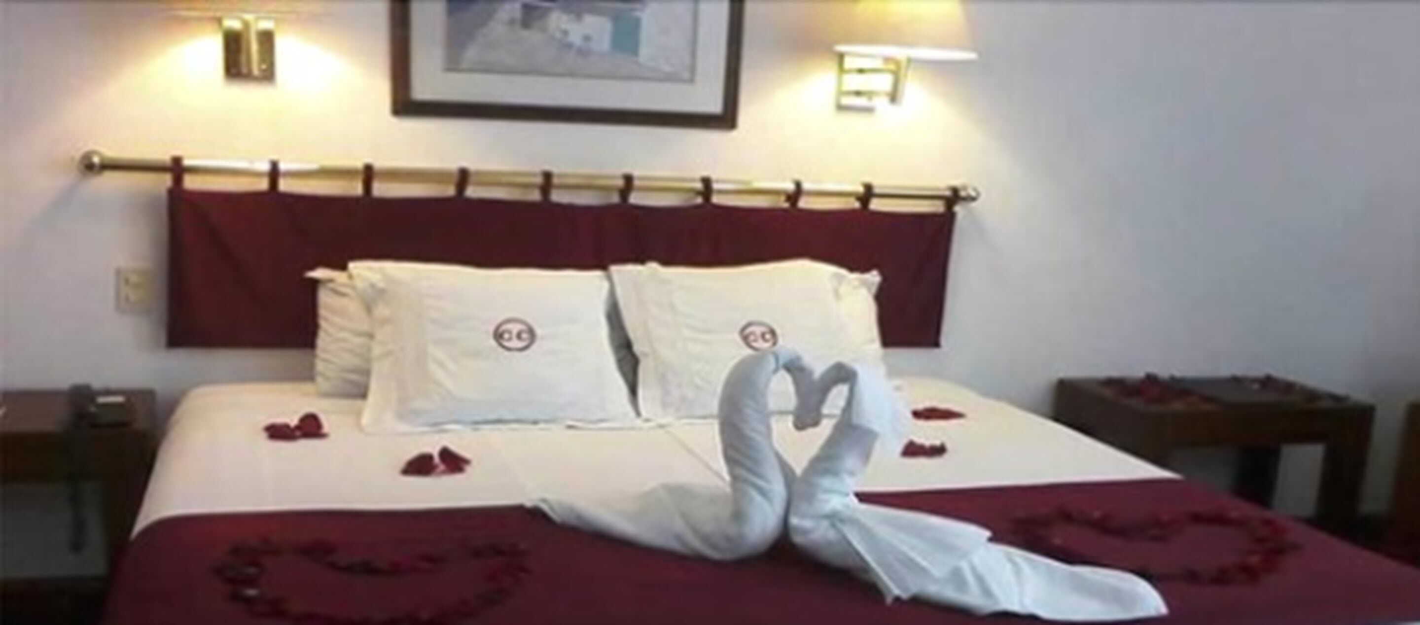 Minibar, caja de seguridad en la habitación y escritorio 