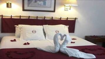 Minibar, caja de seguridad en la habitación y escritorio