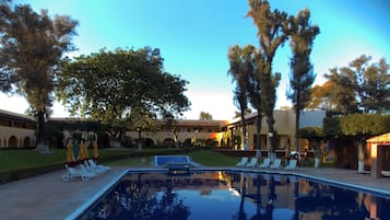 Kolam renang outdoor