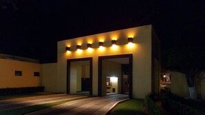 Un bâtiment moderne doté d’une entrée pavée et d’allées éclairées.