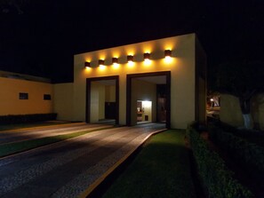 Fachada del alojamiento - Noche