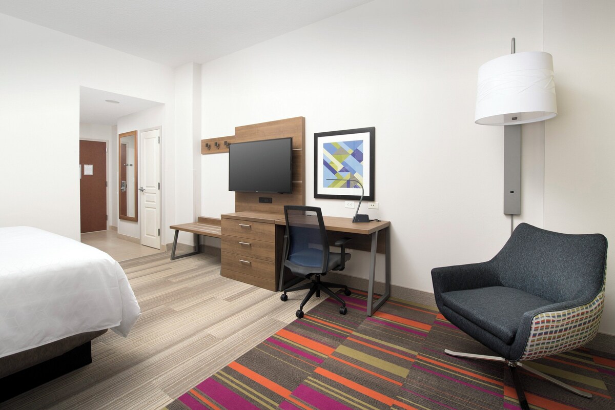 Quarto standard, 1 cama King e sofá-cama | Cofres nos quartos, escrivaninha, espaço de trabalho para notebook