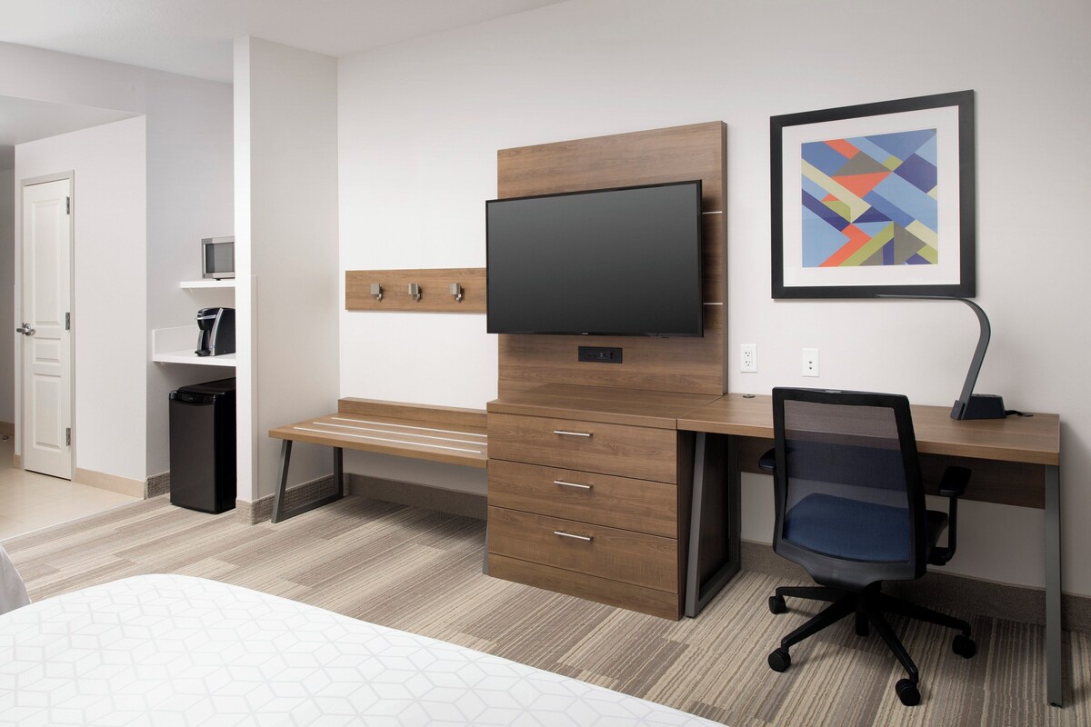 Quarto standard, 2 camas Queen, acessível (Accessible Tub) | Cofres nos quartos, escrivaninha, espaço de trabalho para notebook
