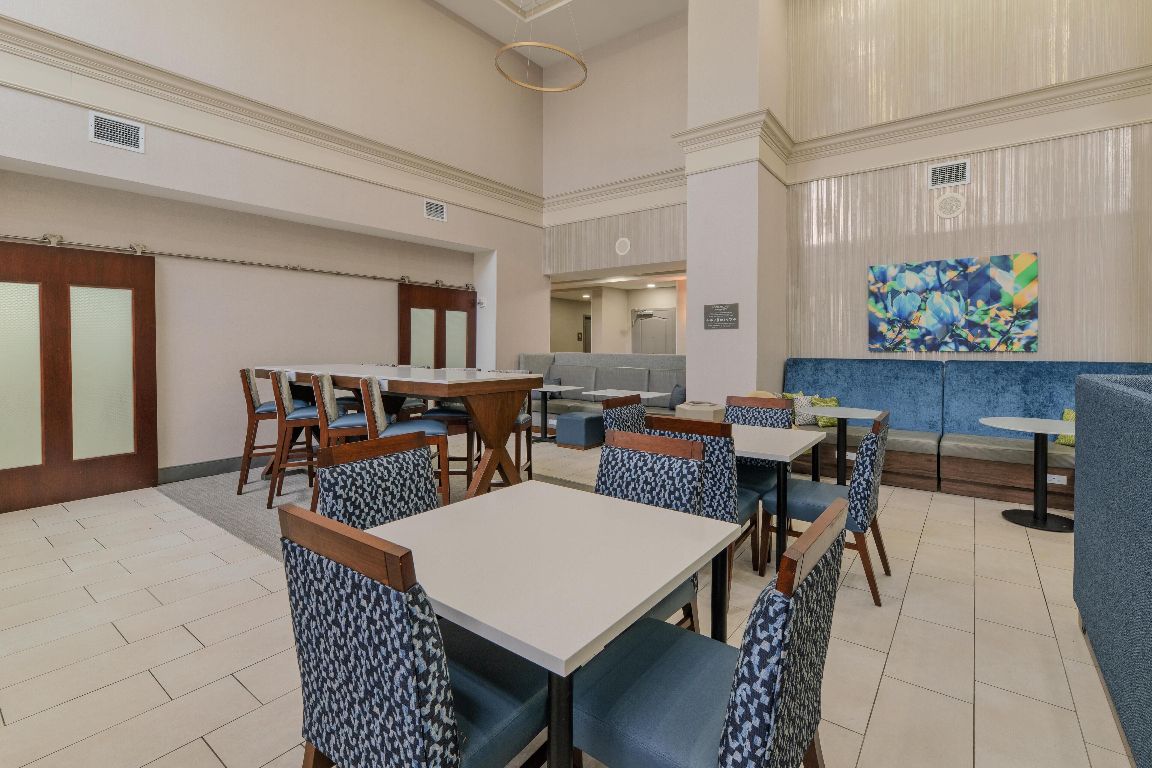 Café da manhã com buffet grátis todos os dias