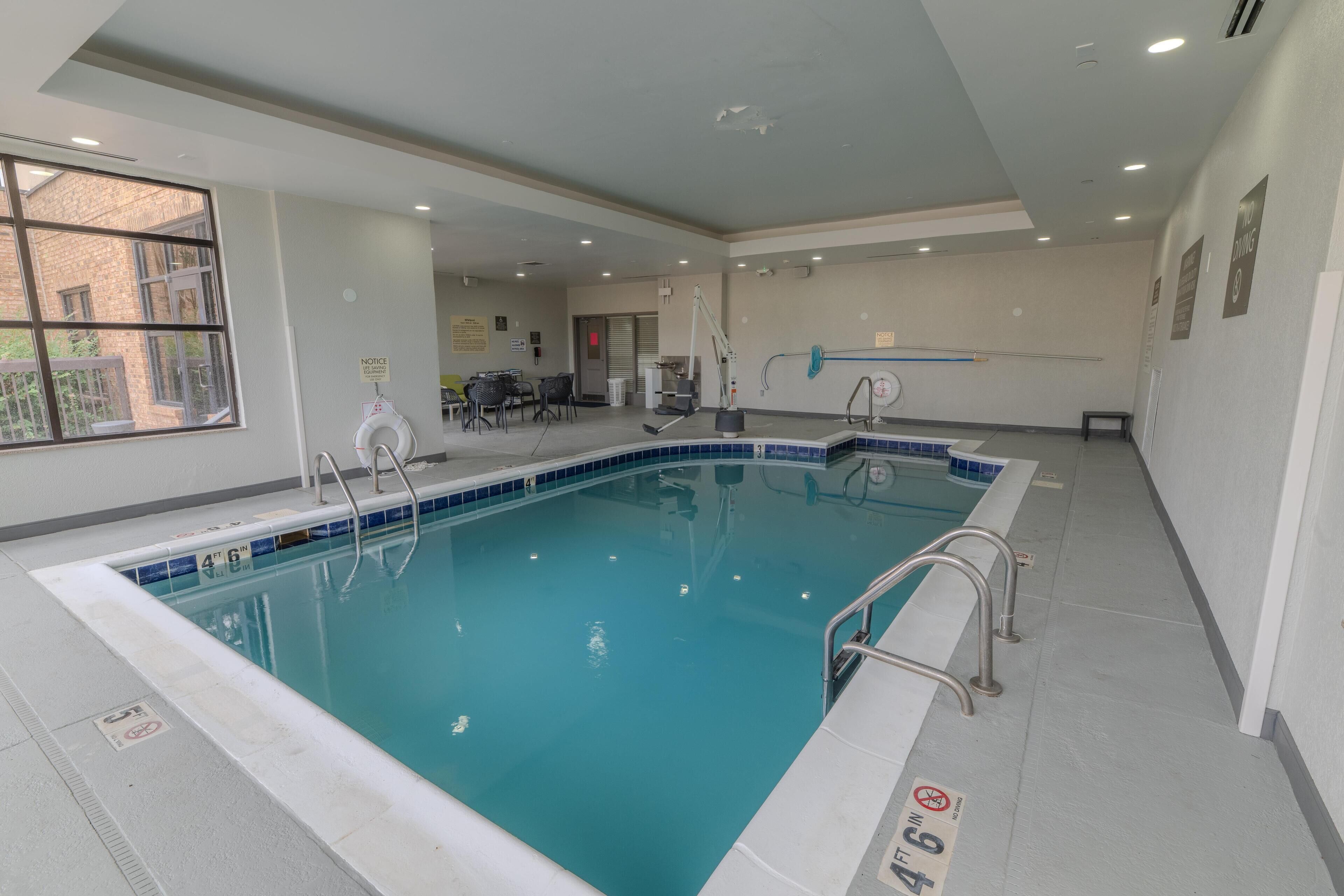 Kapalı yüzme havuzu 