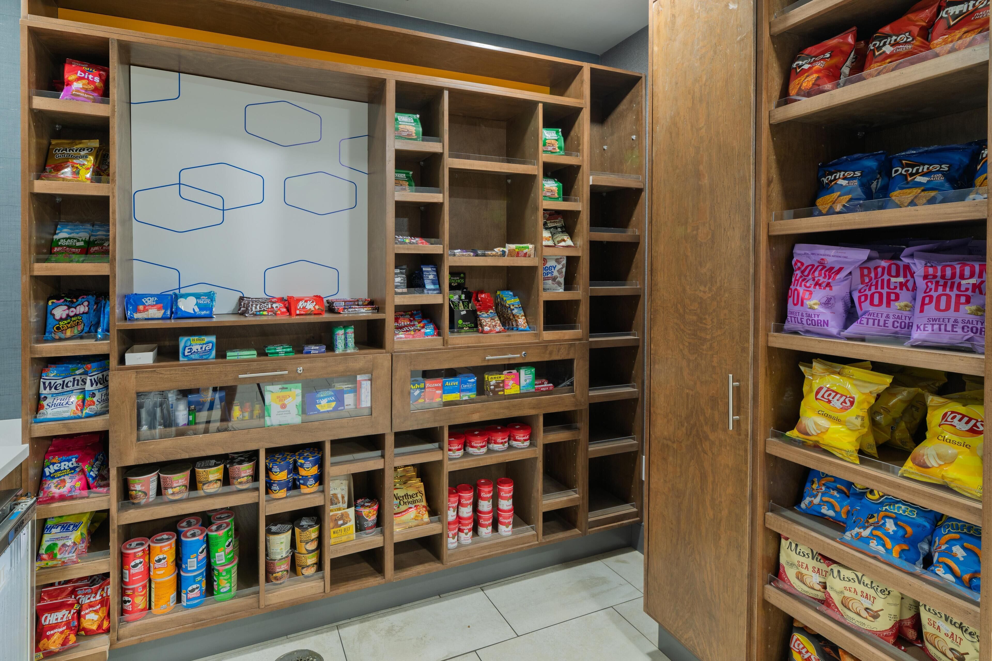 Un garde-manger contenant divers produits alimentaires et en-cas.